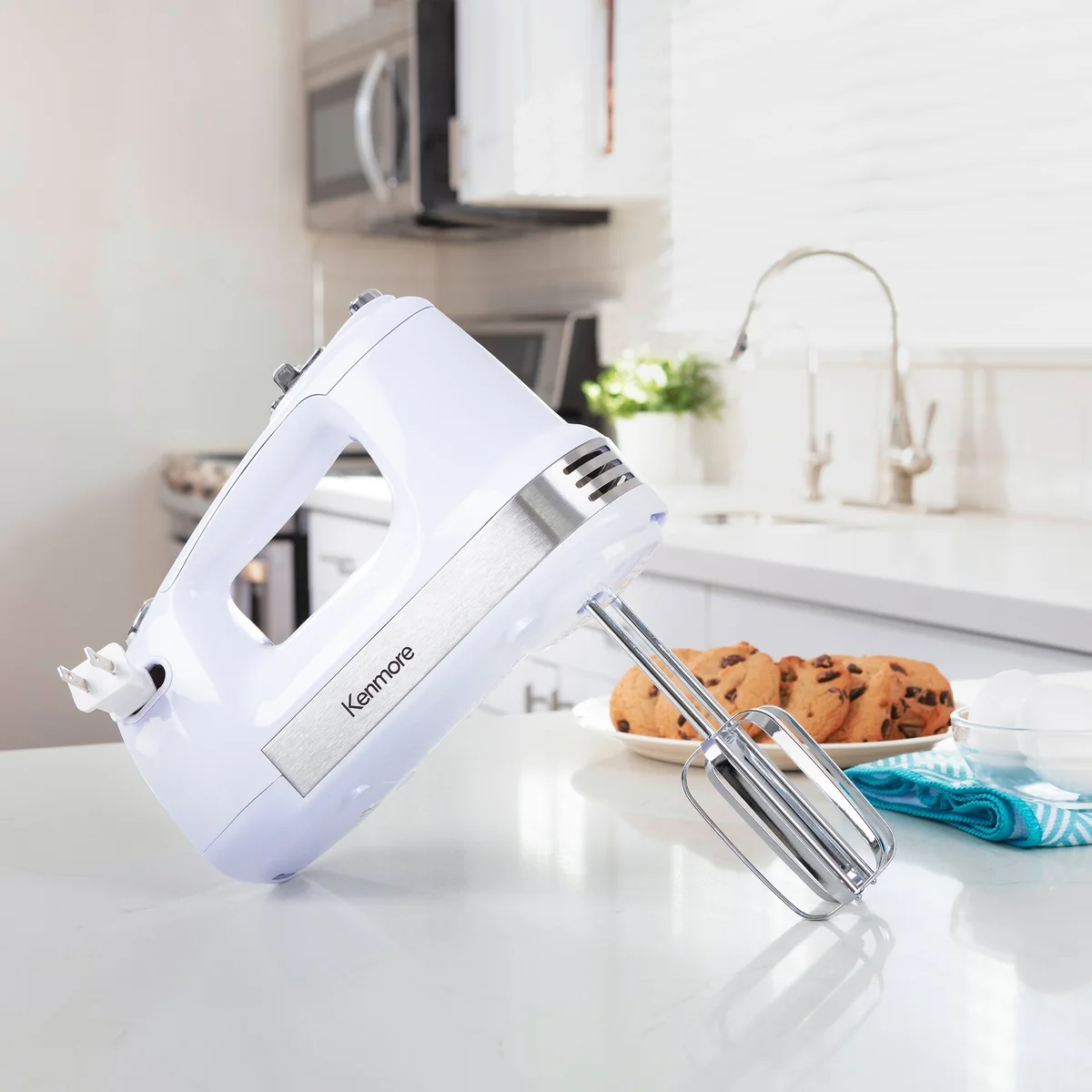 Koolatron Kenmore KKHM5 Hand Mixer 5 Speed - c/w 2 Beaters, 2 Dough Hooks, & 1 Blending Rod